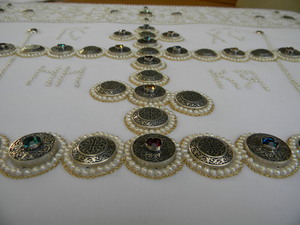 Белый шитье жемчугом с серебрянными дробницами